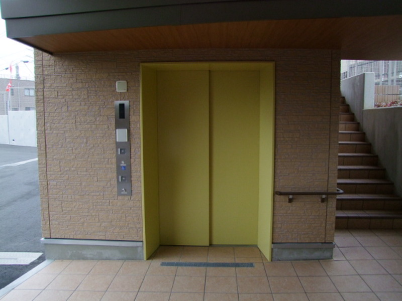 駐車場からそのまま建物上階に入れるエレベーター
