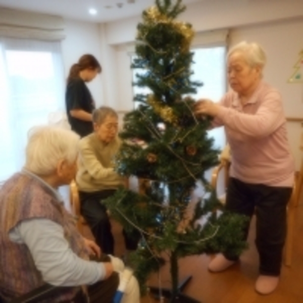 クリスマスツリー飾りつけ