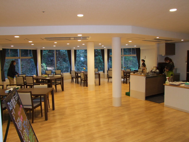 裏の斜面側の部屋は自然に包まれ、表側の部屋では見晴らしのよい景色