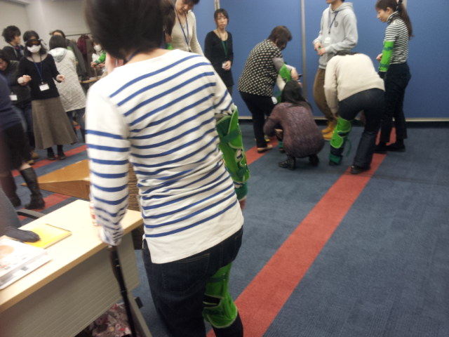 受講生の皆さん、名札を隠すのはやめましょう