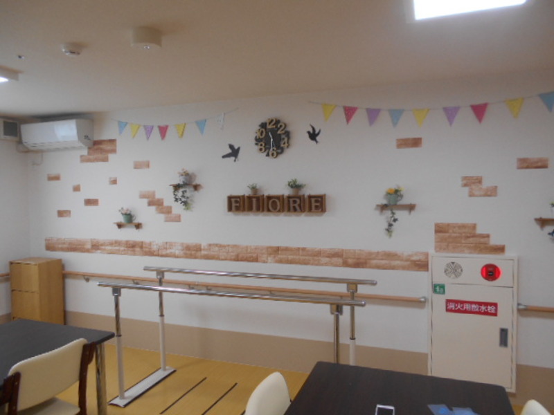 2階の談話コーナーの壁装飾