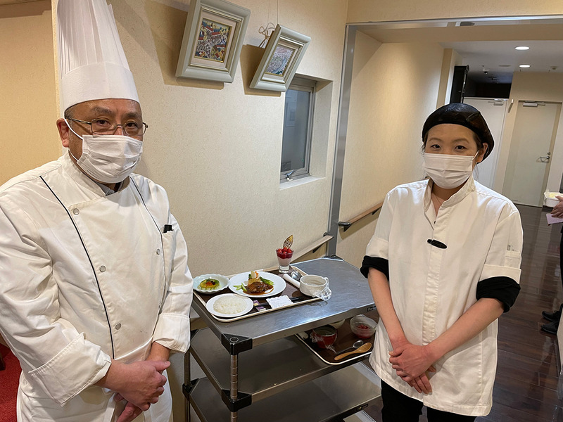 鈴木コック長　佐藤厨房マネージャー