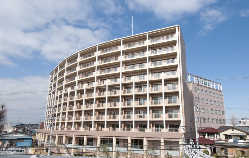 外観　8階建てのマンションかホテルのような造り、JR蓮田駅前に位置しています。徒歩約2分と利便性が高く、門限無し、外泊OKの自由度の高い施設です。