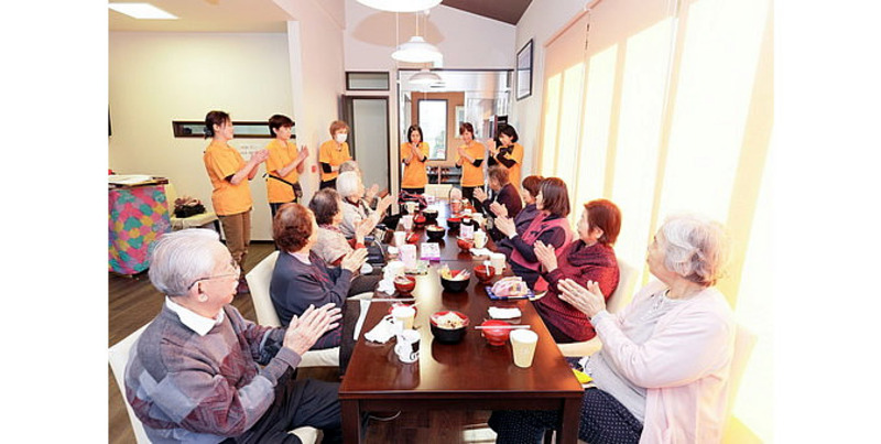 新年会は笑いの連続！