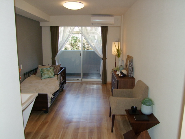 裏の斜面側の部屋は自然に包まれ、表側の部屋では見晴らしのよい景色