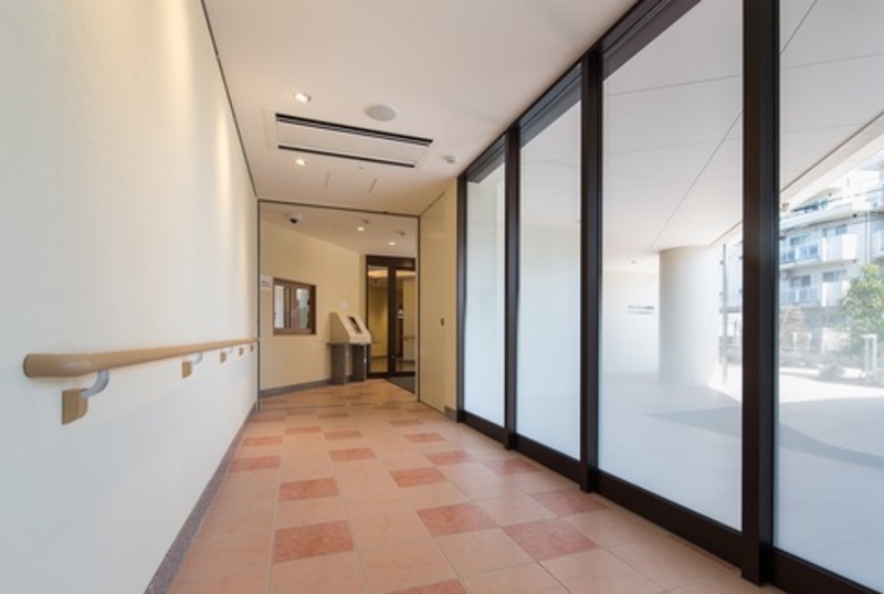 1階エントランスホールは大きな窓が並び、明るく開放感のある空間です。